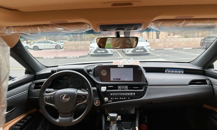 Lexus es 350 2023 model chauffeur service dubai